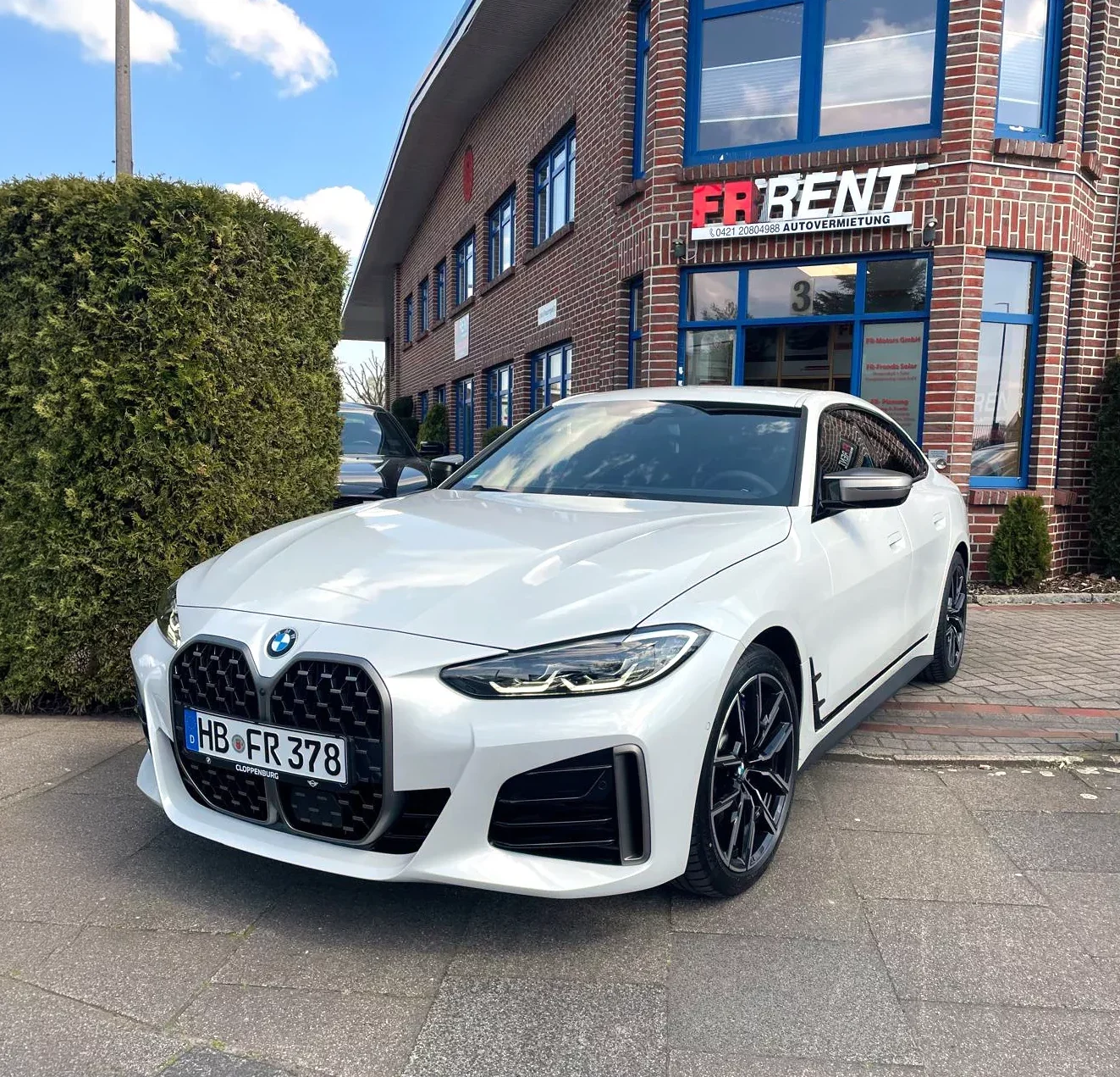 Weißer BMW M440i xDrive Gran Coupé vor der FR-Rent Autovermietung in Bremen-Mahndorf